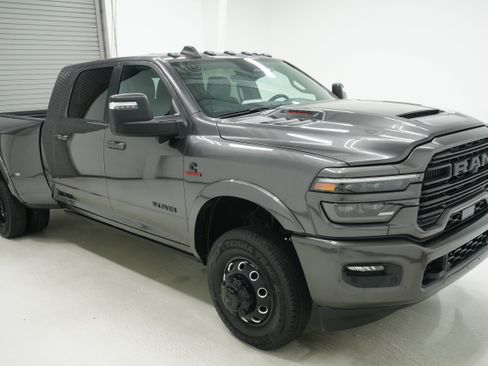 Used 2025 RAM 3500 Limited AWD/4WD image 3