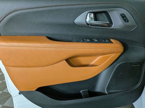 New 2026 Chrysler Pacifica Pinnacle w/ Trailer Tow Group image 15