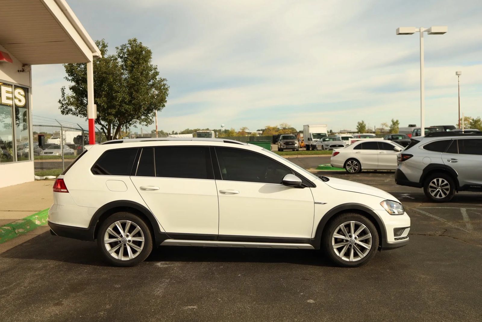 Used 2017 Volkswagen Golf Alltrack SE AWD/4WD image 4