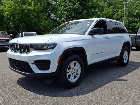 Certified 2025 Jeep Grand Cherokee Laredo AWD/4WD image 3