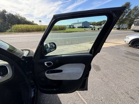 Used 2014 FIAT 500L Easy w/ Popular Equipment Group FWD image 11