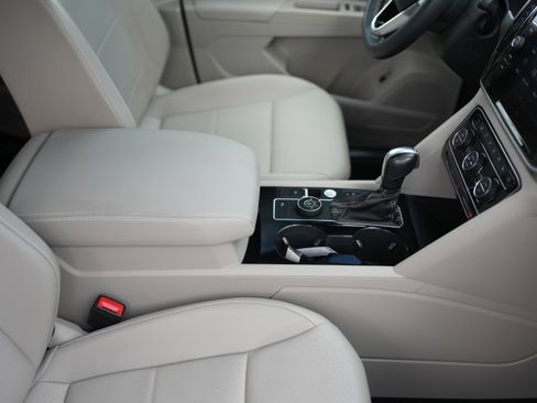 Certified 2022 Volkswagen Atlas SE w/ Black Wheel Package image 18