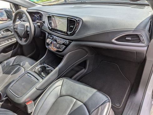 Used 2025 Chrysler Pacifica Limited FWD image 39
