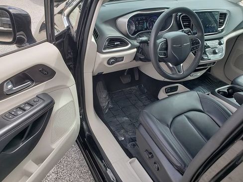 Used 2024 Chrysler Pacifica Touring-L FWD image 11
