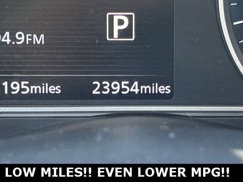 Used 2022 Nissan Versa SV w/ Trunk Package image 18