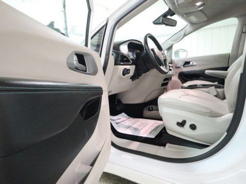 Used 2018 Chrysler Pacifica Touring-L FWD image 9