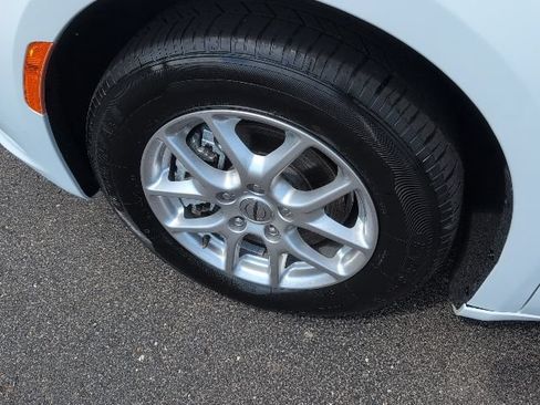 Used 2023 Chrysler Pacifica Touring-L FWD image 16