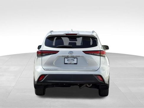 Used 2022 Toyota Highlander XLE FWD image 6