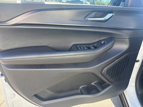 Certified 2024 Jeep Grand Cherokee Laredo w/ Luxury Tech Group I image 12