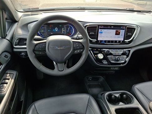 Used 2024 Chrysler Pacifica Limited FWD image 12