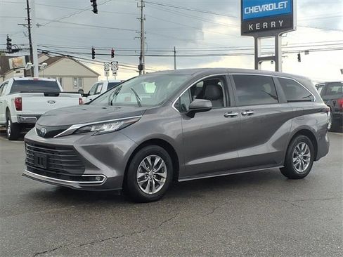 Used 2023 Toyota Sienna XLE image 2