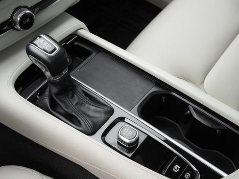 Used 2022 Volvo XC90 T5 Momentum w/ Climate Package image 17