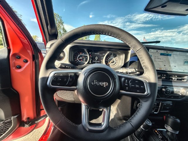 Used 2026 Jeep Wrangler Unlimited Sahara AWD/4WD image 14