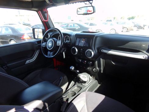 Used 2014 Jeep Wrangler Unlimited Sahara w/ Connectivity Group AWD/4WD image 25