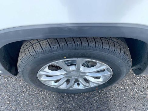 Used 2019 Jeep Cherokee Latitude w/ Popular Appearance Group FWD image 30