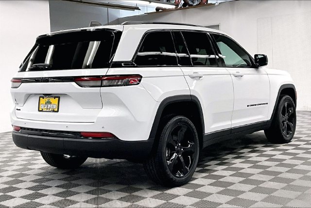 Used 2023 Jeep Grand Cherokee Altitude AWD/4WD image 12
