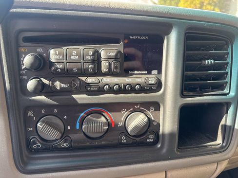 Used 2000 Chevrolet Suburban LS w/ LS Preferred Equipment Group image 24