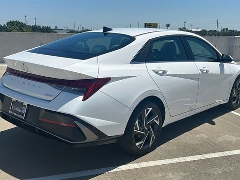 Used 2025 Hyundai Elantra Limited FWD image 13