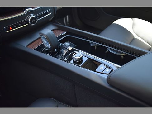 Certified 2023 Volvo XC60 B5 Plus w/ Climate Package AWD/4WD image 37
