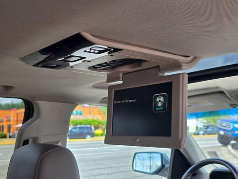 Used 2017 Chevrolet Suburban Premier AWD/4WD image 14
