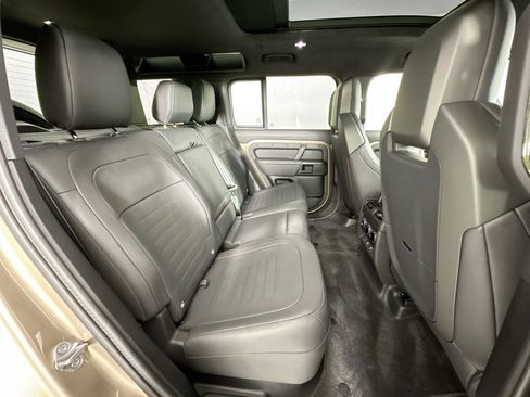 Used 2025 Land Rover Defender 110 image 26