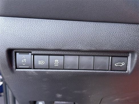 Used 2023 Toyota Venza LE image 22