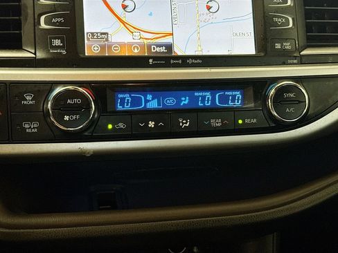 Used 2018 Toyota Highlander Limited FWD image 16
