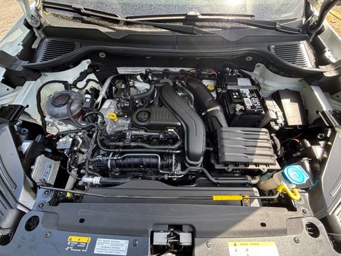 Used 2025 Volkswagen Taos SE AWD/4WD image 33