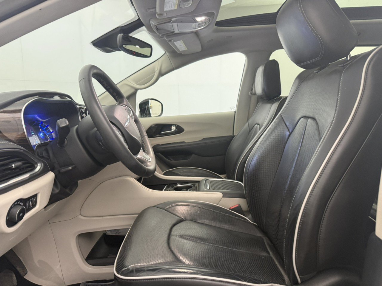 Used 2023 Chrysler Pacifica Limited FWD image 15