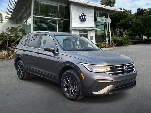 Certified 2022 Volkswagen Tiguan SE w/ Panoramic Sunroof Package image 3