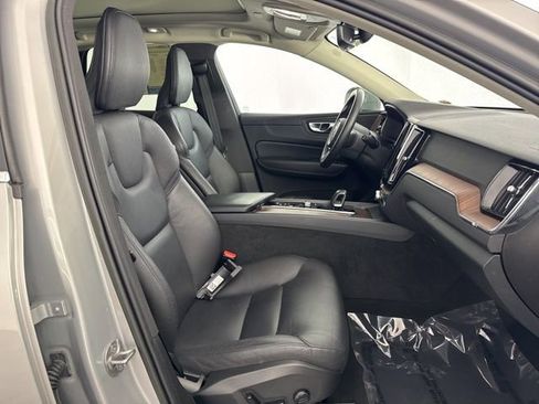 Used 2023 Volvo XC60 B5 Plus image 25