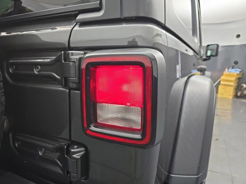 Used 2018 Jeep Wrangler Unlimited Sport S AWD/4WD image 16