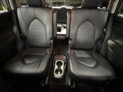 Used 2024 Toyota Highlander XLE image 5