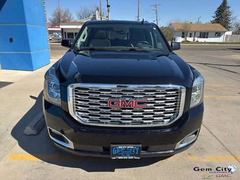 Used 2020 GMC Yukon XL Denali w/ Denali Premium Package AWD/4WD image 3