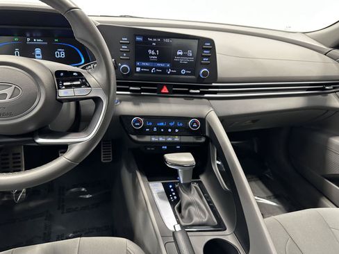 Certified 2025 Hyundai Elantra Sport FWD image 18