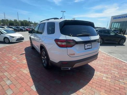 Certified 2023 Honda Pilot Touring image 9