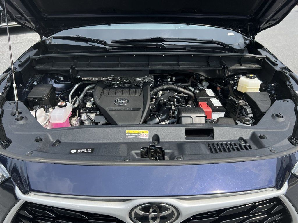 Used 2025 Toyota Highlander XLE AWD/4WD image 28