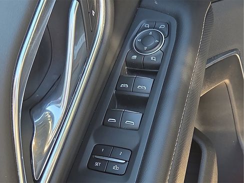 Used 2021 Chevrolet Tahoe Premier w/ Premium Package image 17