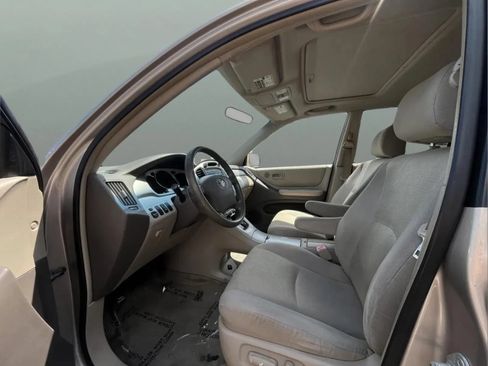 Used 2005 Toyota Highlander 4WD V6 w/ 3rd Row image 12