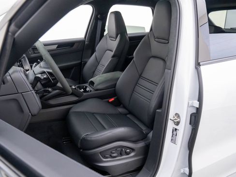 Used 2026 Porsche Cayenne GTS AWD/4WD image 5