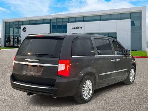 Used 2015 Chrysler Town & Country Touring-L w/ Trailer Tow Group image 3