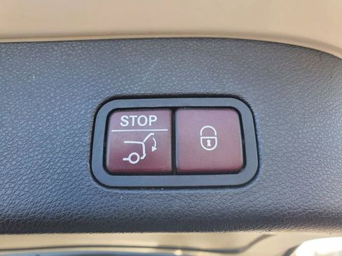 Used 2018 Mercedes-Benz GLS 550 4MATIC image 36