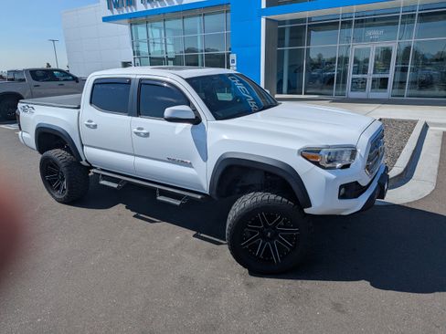 Used 2017 Toyota Tacoma TRD Off-Road AWD/4WD image 4