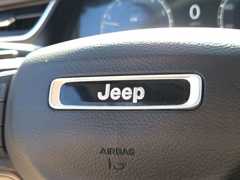 Used 2023 Jeep Grand Cherokee Limited image 24