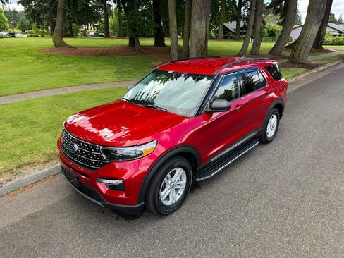 Used 2021 Ford Explorer XLT w/ Equipment Group 202A AWD/4WD image 9