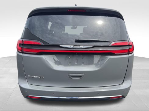 Used 2023 Chrysler Pacifica Touring-L image 6