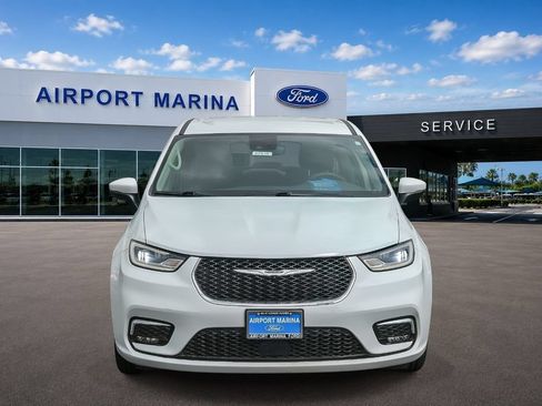 Used 2023 Chrysler Pacifica Touring-L FWD image 3