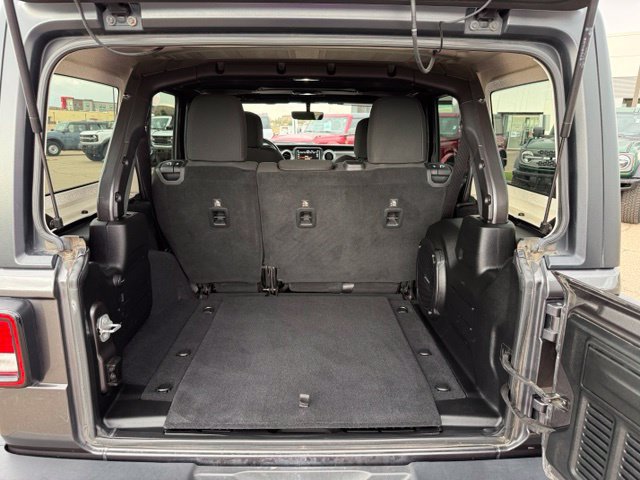 Used 2018 Jeep Wrangler Unlimited Sahara AWD/4WD image 36