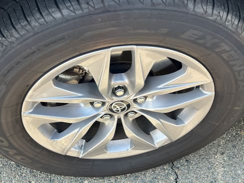Used 2022 Toyota Sienna XLE w/ XLE Plus Package FWD image 10