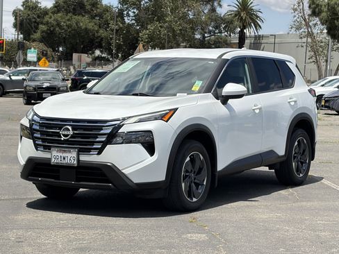 Used 2024 Nissan Rogue SV FWD image 7